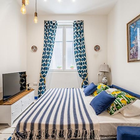 Studio Travel 24M2, 120M Vieux-Port ,Clim , Wifi ,Acces Autonome Avec Code Марсилия Екстериор снимка