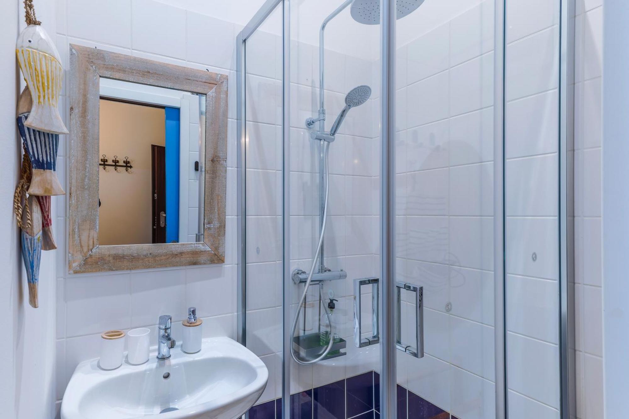 Studio Travel 24M2, 120M Vieux-Port ,Clim , Wifi ,Acces Autonome Avec Code Марсилия Екстериор снимка